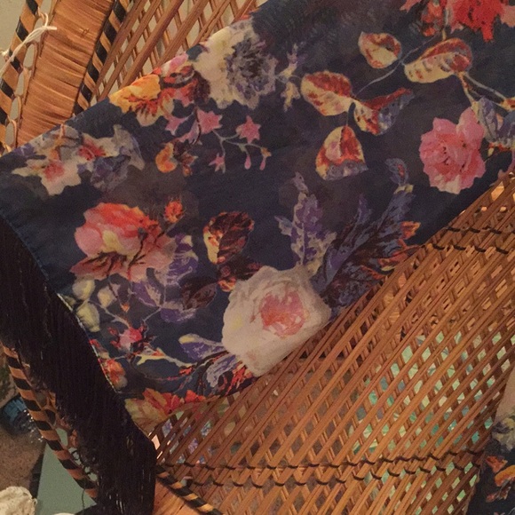 SHOW ME YOUR MUMU XS Fringe Floral Top Bell Sleeve - Picture 4 of 6